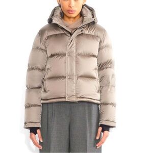 Aritzia women’s satin super puffer shortly M